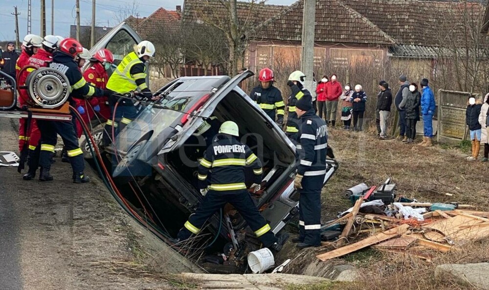 Cinci persoane au ajuns la spital după ce un microbuz a intrat într-un cap de pod, în Satu Mare | FOTO - Imaginea 4