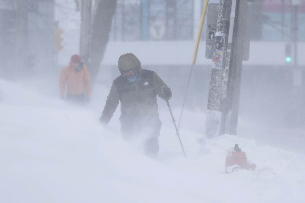 „Au căzut cantităţi record de zăpadă”. Estul Canadei, paralizat de o furtună de ninsoare istorică - Imaginea 1