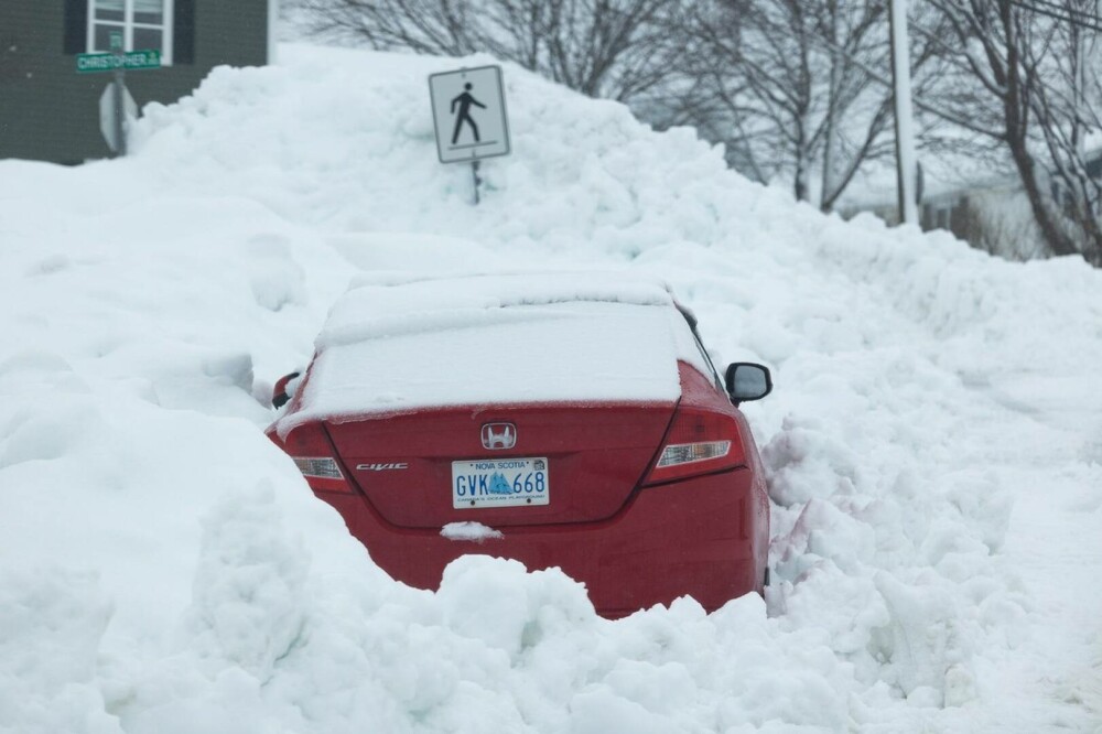 „Au căzut cantităţi record de zăpadă”. Estul Canadei, paralizat de o furtună de ninsoare istorică - Imaginea 9