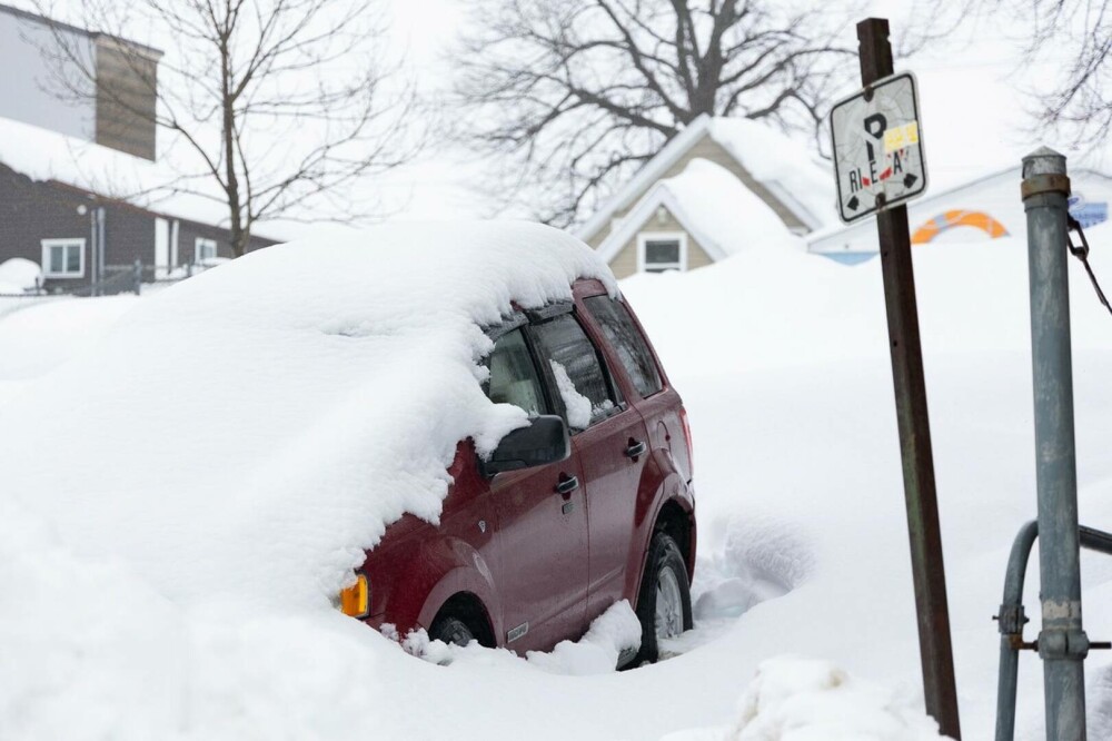 „Au căzut cantităţi record de zăpadă”. Estul Canadei, paralizat de o furtună de ninsoare istorică - Imaginea 4