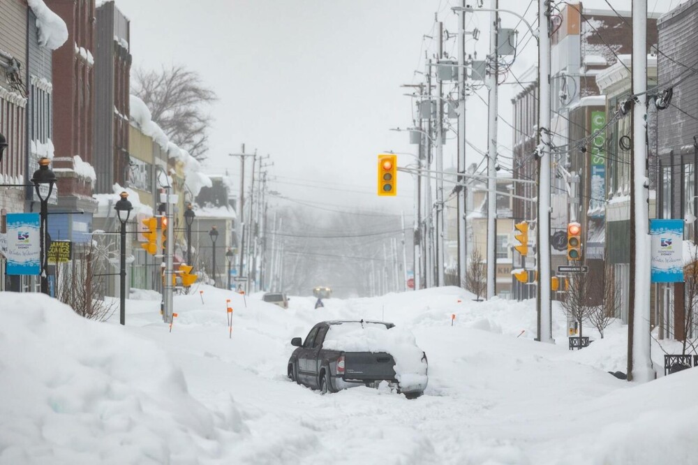 „Au căzut cantităţi record de zăpadă”. Estul Canadei, paralizat de o furtună de ninsoare istorică - Imaginea 5