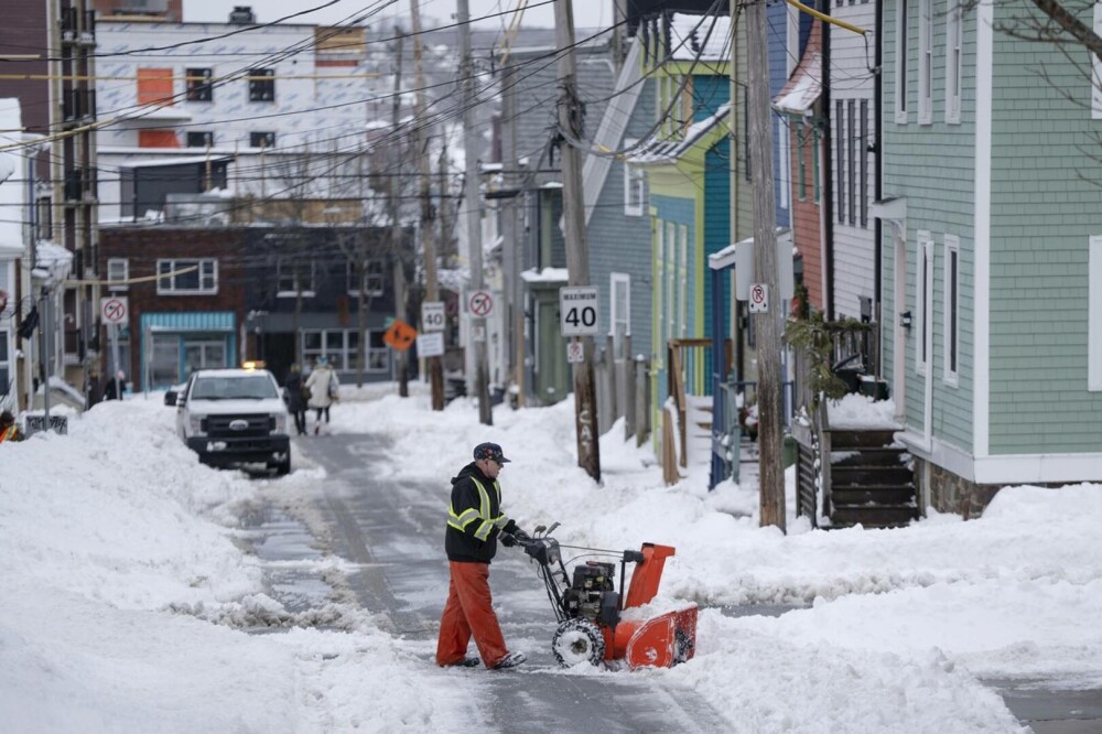 „Au căzut cantităţi record de zăpadă”. Estul Canadei, paralizat de o furtună de ninsoare istorică - Imaginea 8