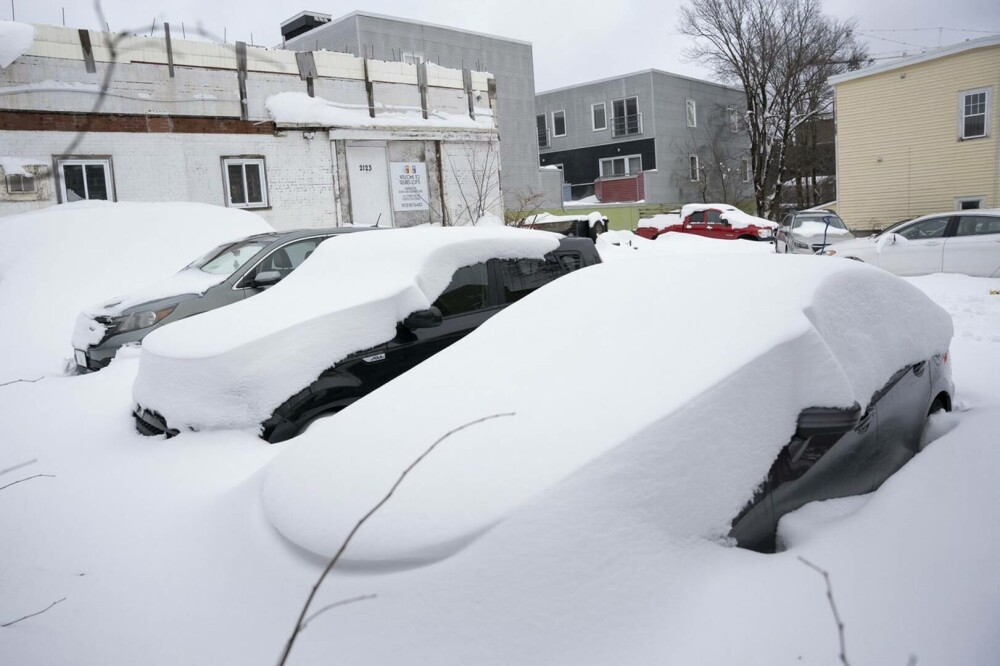 „Au căzut cantităţi record de zăpadă”. Estul Canadei, paralizat de o furtună de ninsoare istorică - Imaginea 3