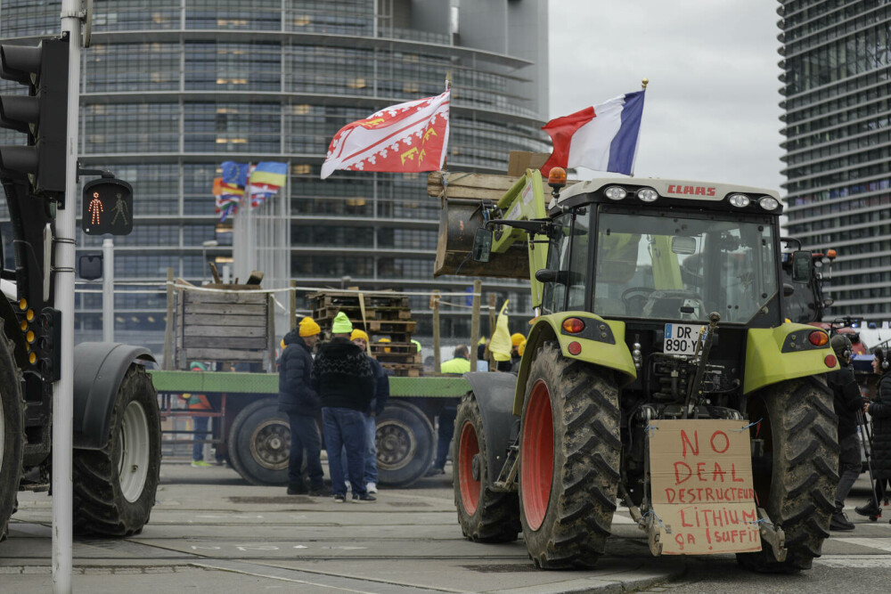 Furia fermierilor a ajuns la Strasbourg. Zeci de tractoare și protestatari s-au adunat în fața Parlamentului European - Imaginea 2