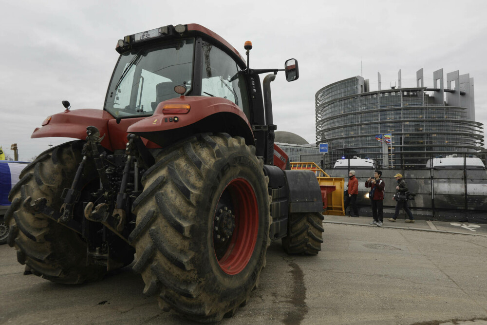 Furia fermierilor a ajuns la Strasbourg. Zeci de tractoare și protestatari s-au adunat în fața Parlamentului European - Imaginea 4