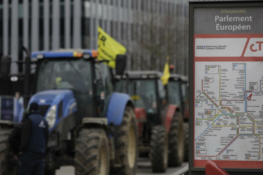 Furia fermierilor a ajuns la Strasbourg. Zeci de tractoare și protestatari s-au adunat în fața Parlamentului European - Imaginea 5