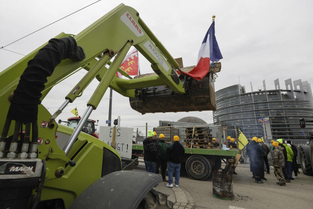 Furia fermierilor a ajuns la Strasbourg. Zeci de tractoare și protestatari s-au adunat în fața Parlamentului European - Imaginea 6