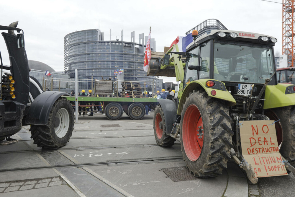 Furia fermierilor a ajuns la Strasbourg. Zeci de tractoare și protestatari s-au adunat în fața Parlamentului European - Imaginea 8