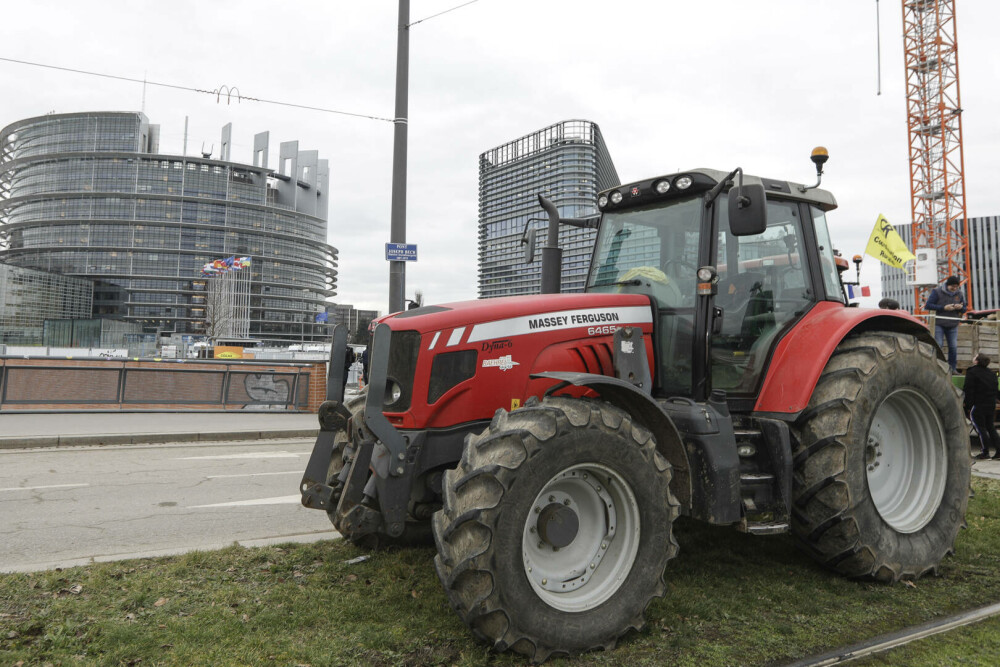Furia fermierilor a ajuns la Strasbourg. Zeci de tractoare și protestatari s-au adunat în fața Parlamentului European - Imaginea 10