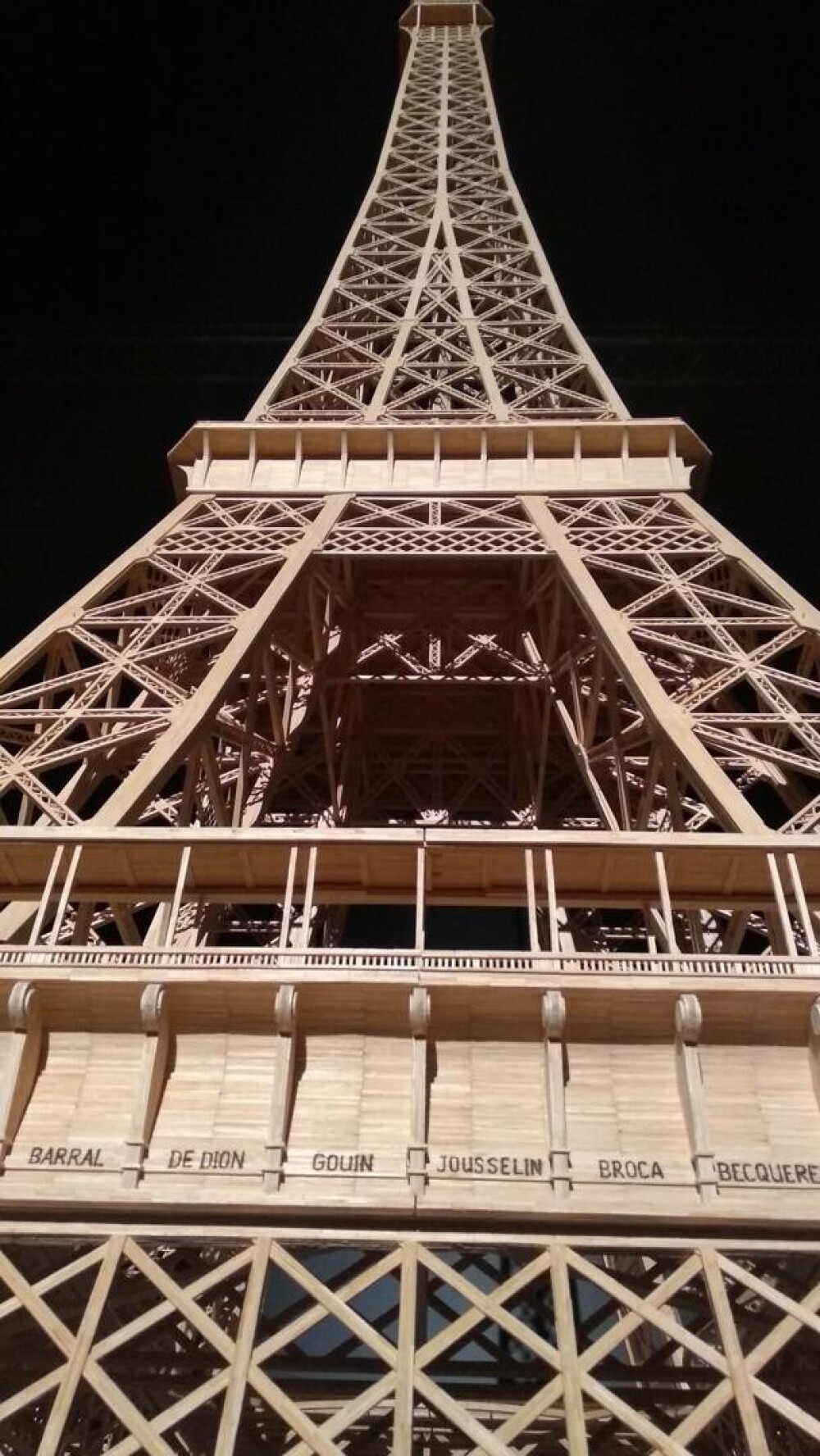 A construit Turnul Eiffel, timp de 8 ani, din 700.000 de chibrituri. Motivul pentru care nu a intrat în Cartea Recordurilor - Imaginea 2