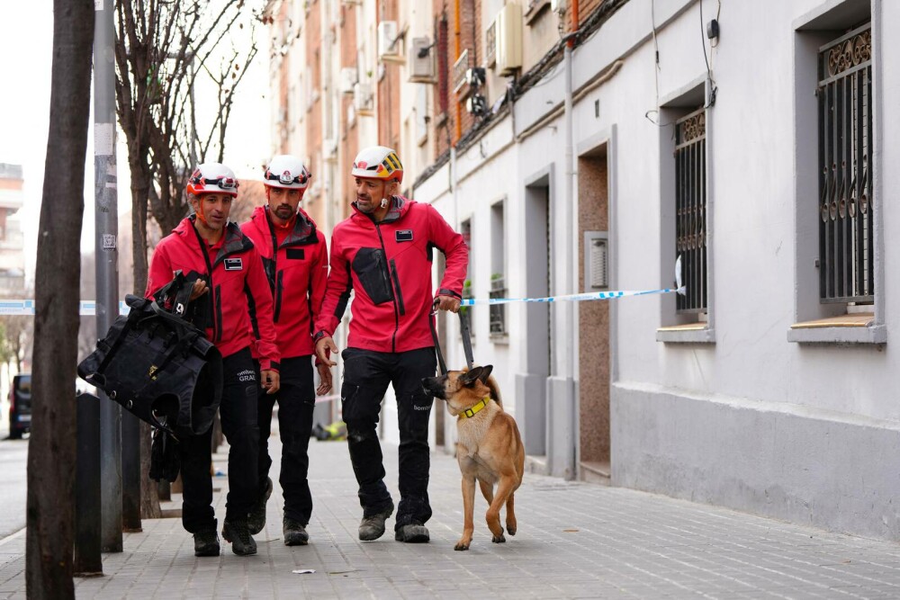 Trei cadavre au fost găsite de pompieri sub dărâmăturile unui imobil de cinci etaje surpat în apropiere de Barcelona. FOTO - Imaginea 1