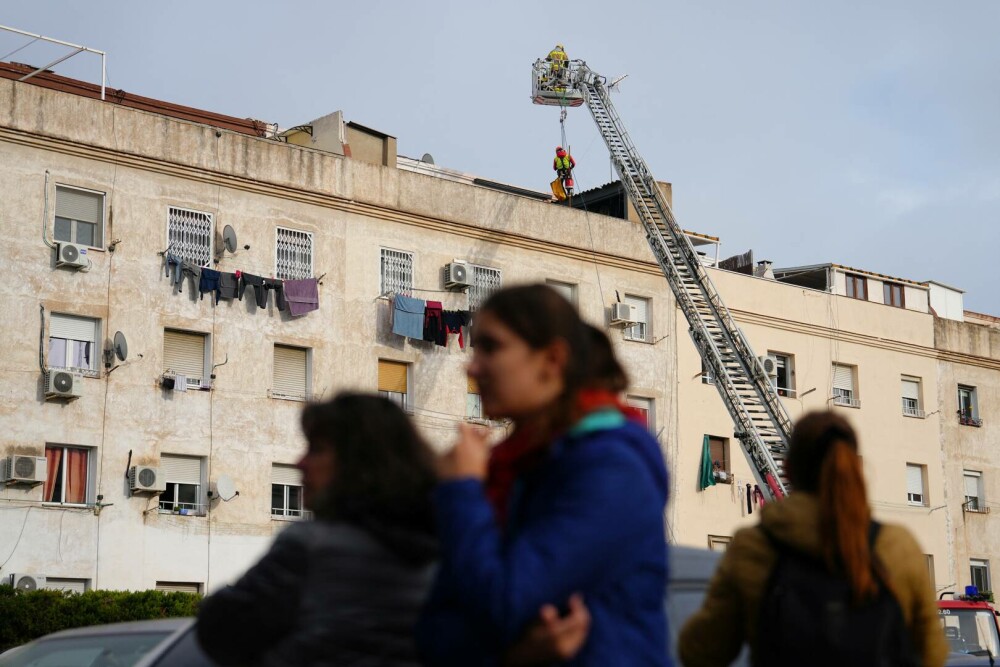 Trei cadavre au fost găsite de pompieri sub dărâmăturile unui imobil de cinci etaje surpat în apropiere de Barcelona. FOTO - Imaginea 2
