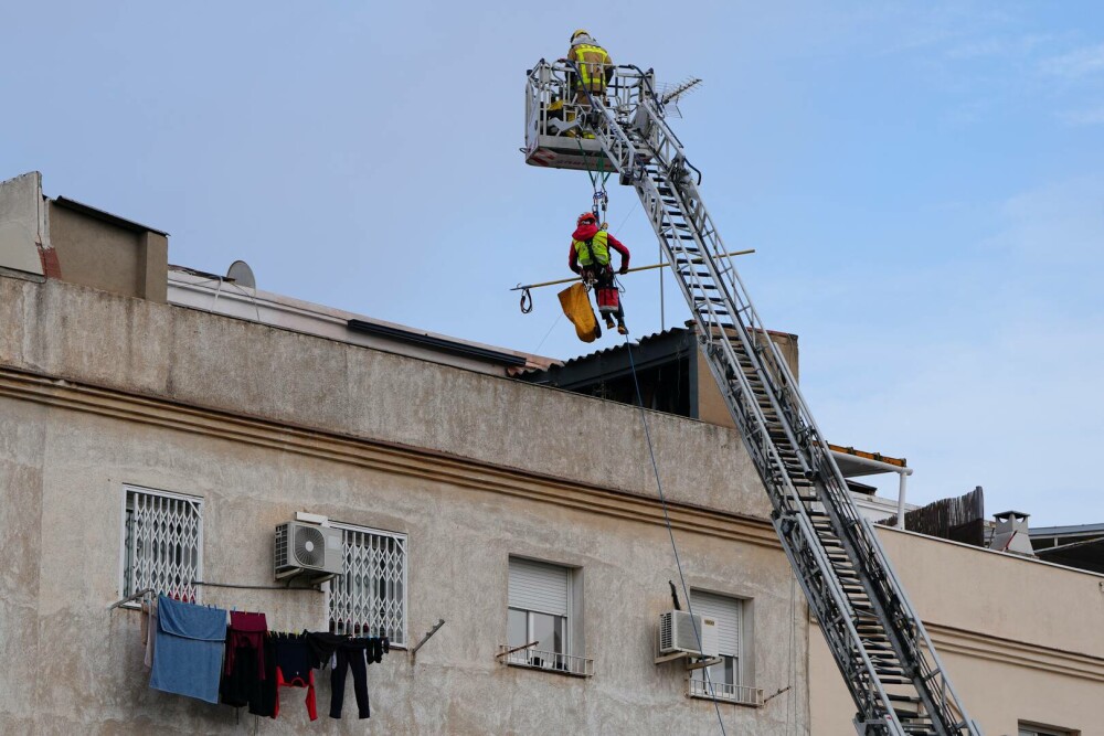 Trei cadavre au fost găsite de pompieri sub dărâmăturile unui imobil de cinci etaje surpat în apropiere de Barcelona. FOTO - Imaginea 3