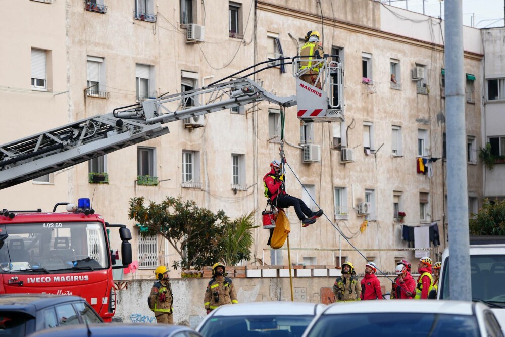 Trei cadavre au fost găsite de pompieri sub dărâmăturile unui imobil de cinci etaje surpat în apropiere de Barcelona. FOTO - Imaginea 4