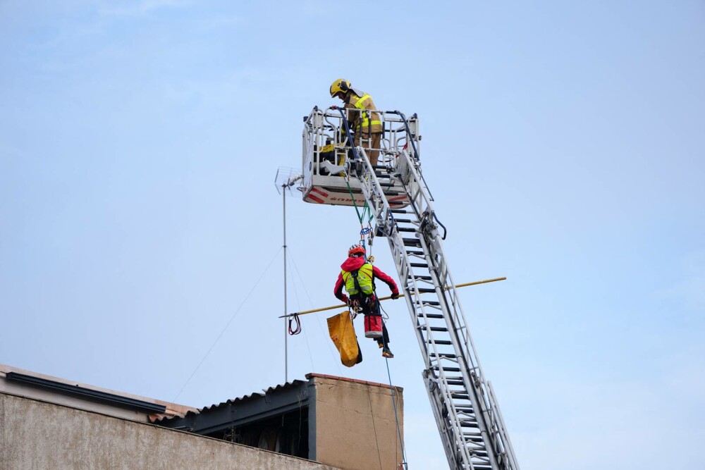 Trei cadavre au fost găsite de pompieri sub dărâmăturile unui imobil de cinci etaje surpat în apropiere de Barcelona. FOTO - Imaginea 5