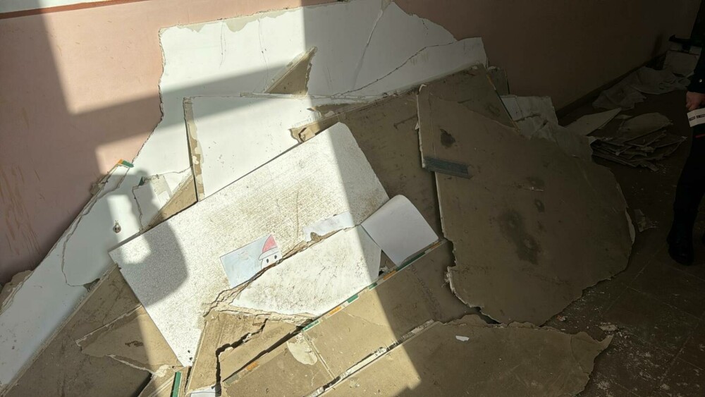Tavanul unei săli de clasă din Sibiu s-a prăbuşit. Patru elevi au fost răniţi | FOTO & VIDEO - Imaginea 4