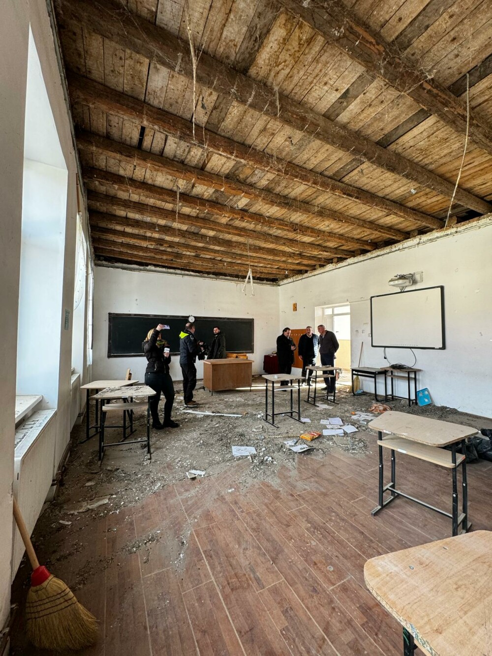 Tavanul unei săli de clasă din Sibiu s-a prăbuşit. Patru elevi au fost răniţi | FOTO & VIDEO - Imaginea 1