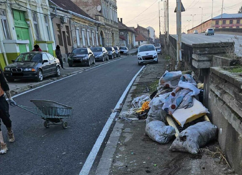Un bărbat a fost amendat cu 30.000 de lei pentru că a abandonat zece saci cu moloz pe un bulevard din Timișoara - Imaginea 1