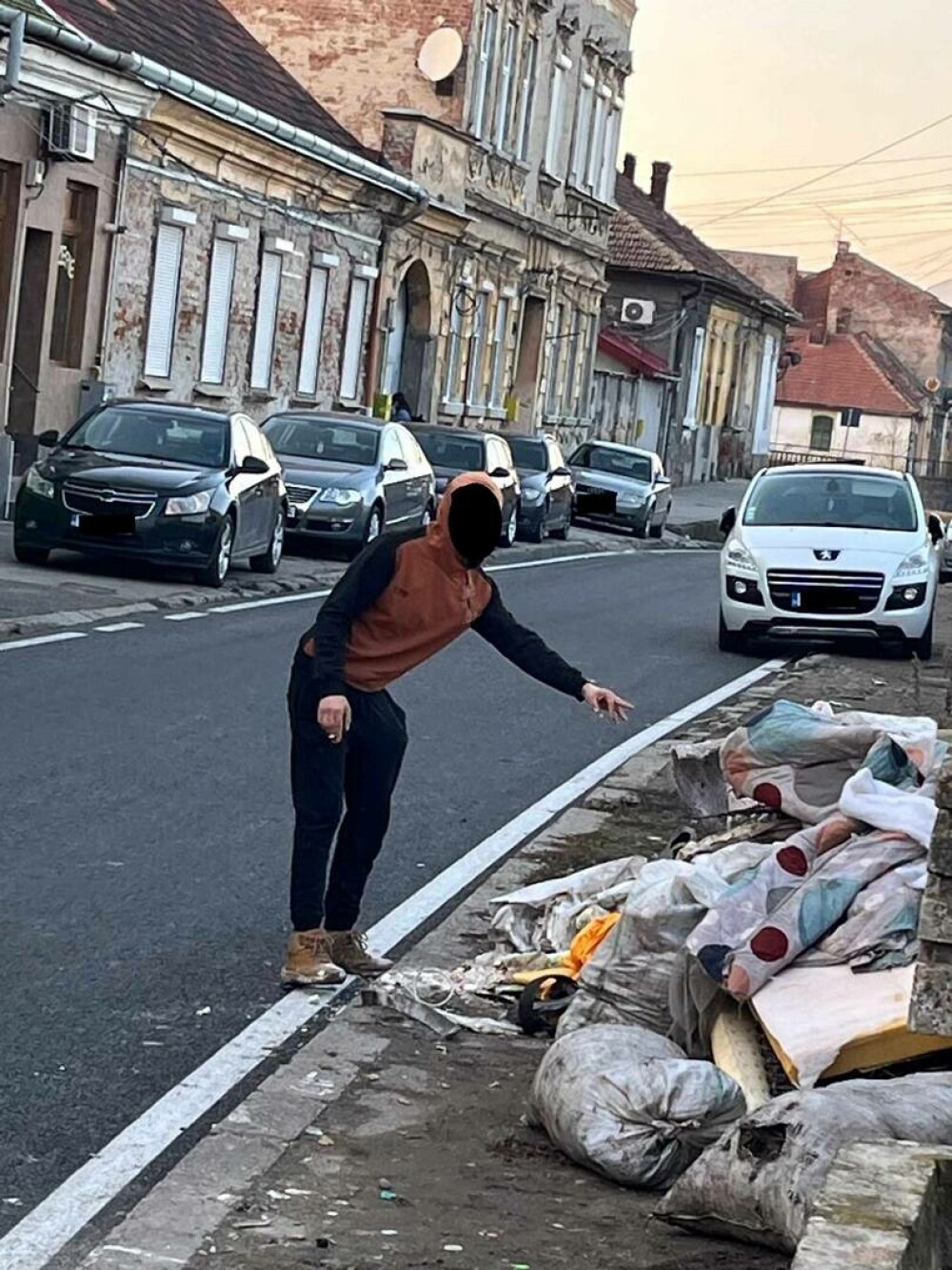 Un bărbat a fost amendat cu 30.000 de lei pentru că a abandonat zece saci cu moloz pe un bulevard din Timișoara - Imaginea 2