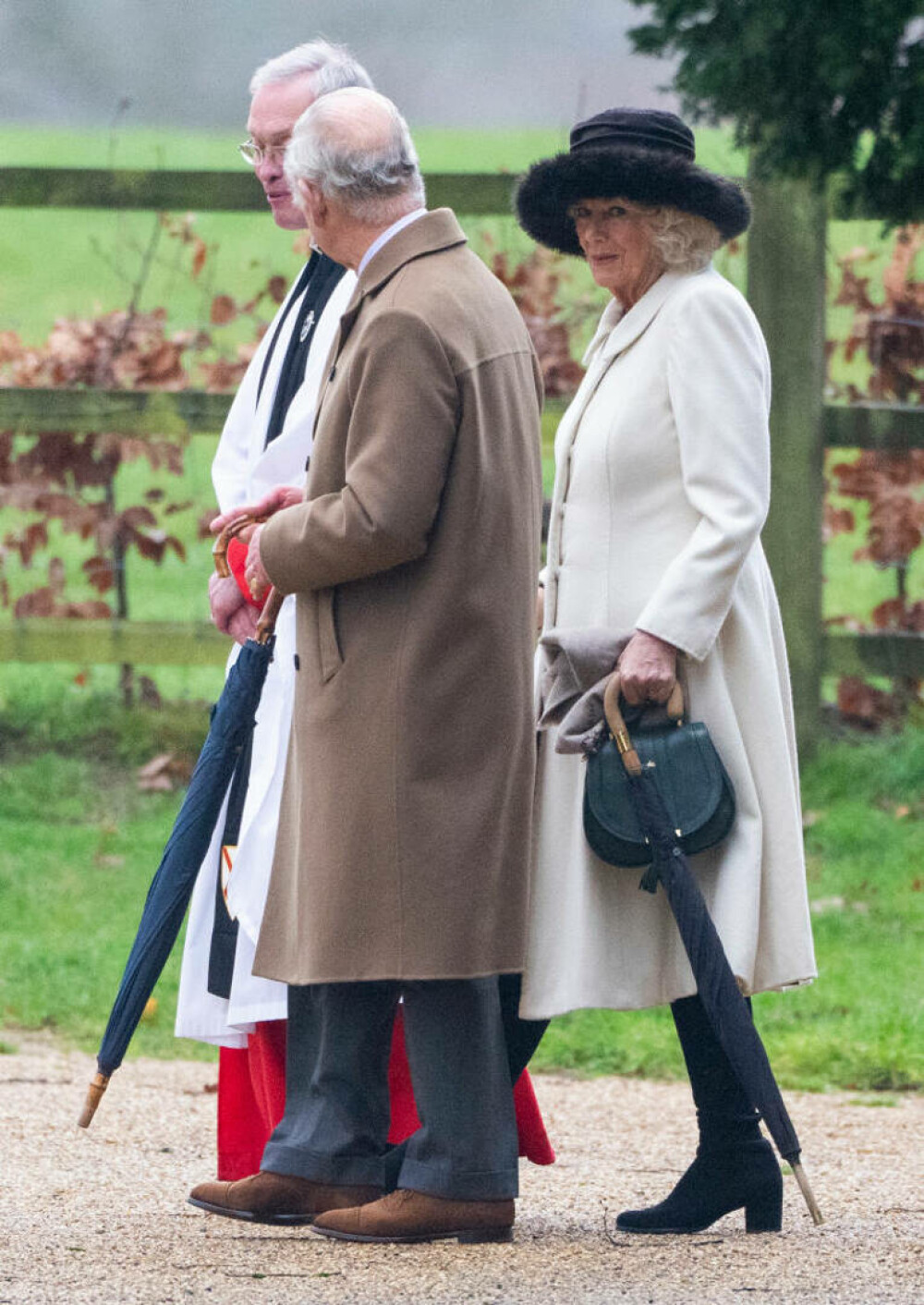 Prima apariție în public a regelui Charles, după ce a început tratamentul pentru cancer. A mers la biserică cu regina | FOTO - Imaginea 8