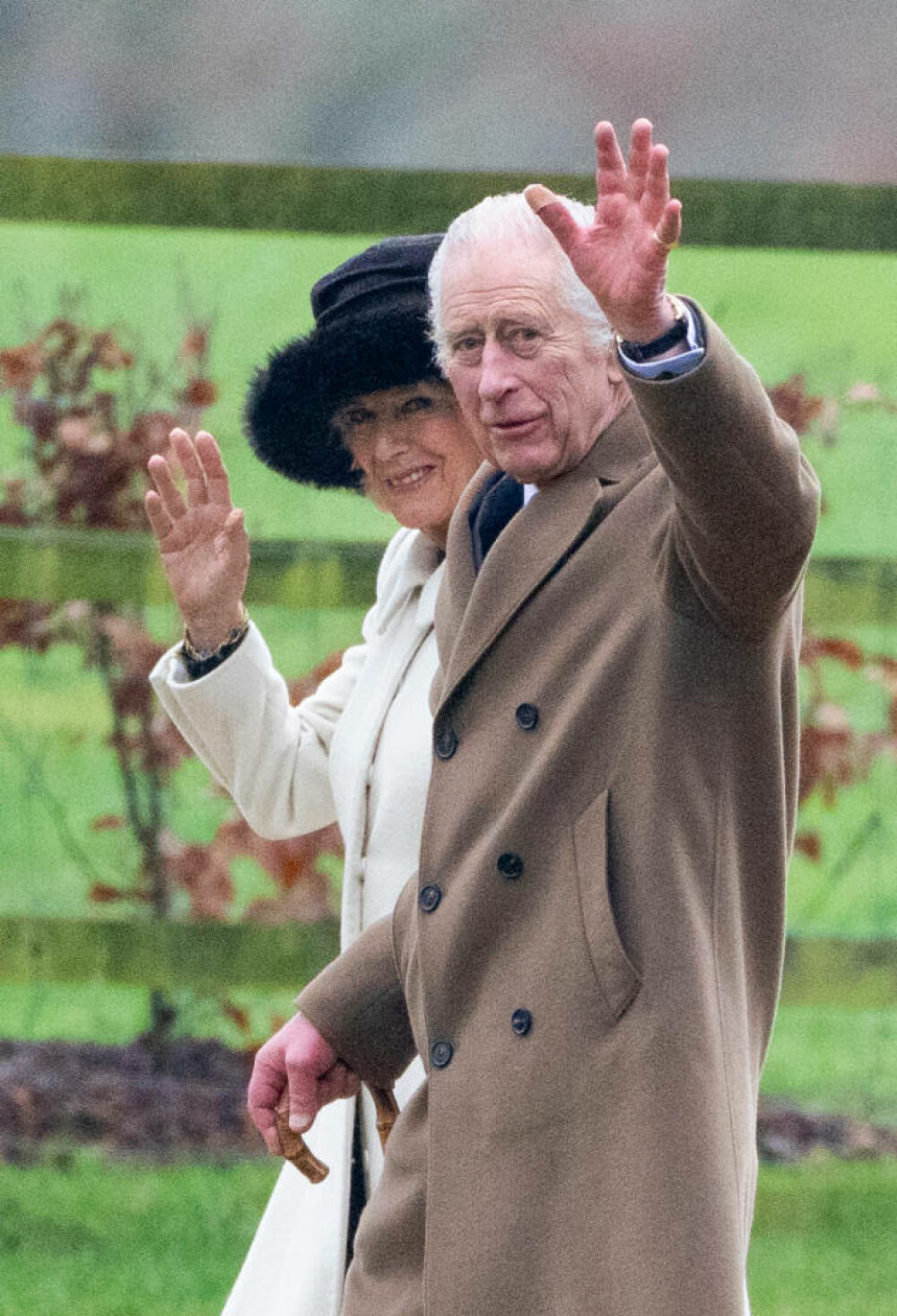 Prima apariție în public a regelui Charles, după ce a început tratamentul pentru cancer. A mers la biserică cu regina | FOTO - Imaginea 11