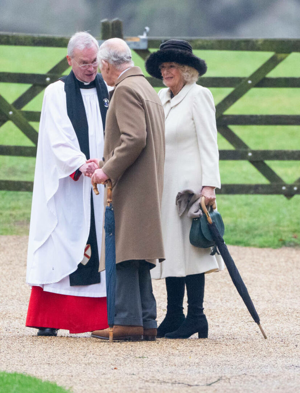 Prima apariție în public a regelui Charles, după ce a început tratamentul pentru cancer. A mers la biserică cu regina | FOTO - Imaginea 12