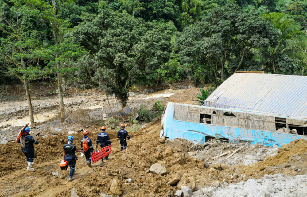 Bilanţul victimelor alunecării de teren din Filipine creşte la 68 de morţi. Alte 51 de persoane date dispărute în continuare - Imaginea 6