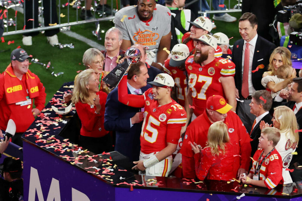 Show legendar în Vegas. Kansas City Chiefs a câștigat al doilea titlu consecutiv la Super Bowl. „Este minunat!” | FOTO - Imaginea 1