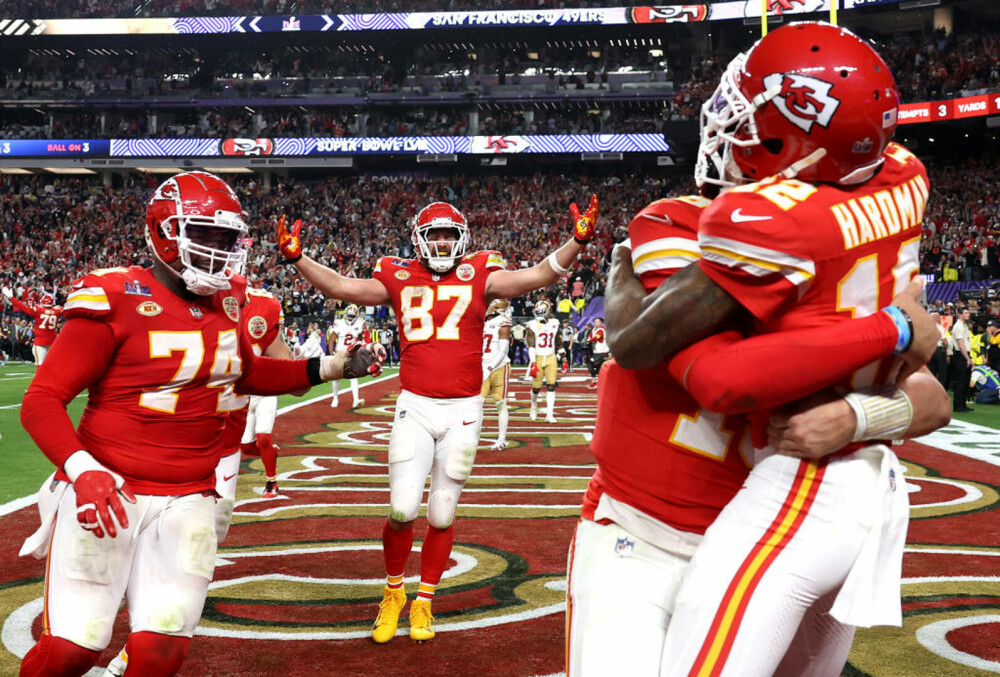 Show legendar în Vegas. Kansas City Chiefs a câștigat al doilea titlu consecutiv la Super Bowl. „Este minunat!” | FOTO - Imaginea 6