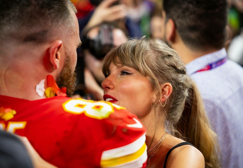 Taylor Swift a mers pe teren pentru a-şi săruta iubitul, pe Travis Kelce, după ce Kansas City Chiefs a câştigat Super Bowl - Imaginea 1
