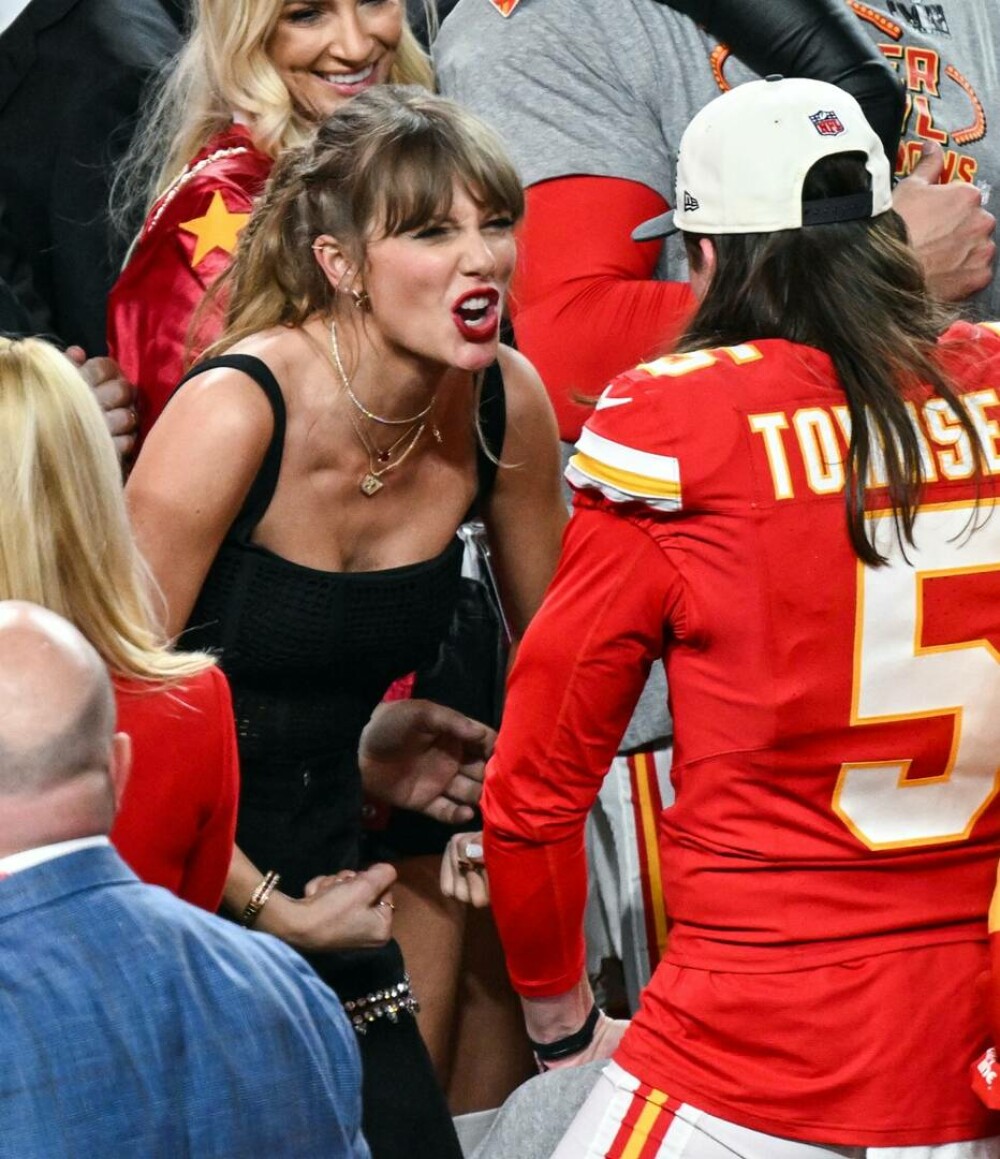 Taylor Swift a mers pe teren pentru a-şi săruta iubitul, pe Travis Kelce, după ce Kansas City Chiefs a câştigat Super Bowl - Imaginea 5