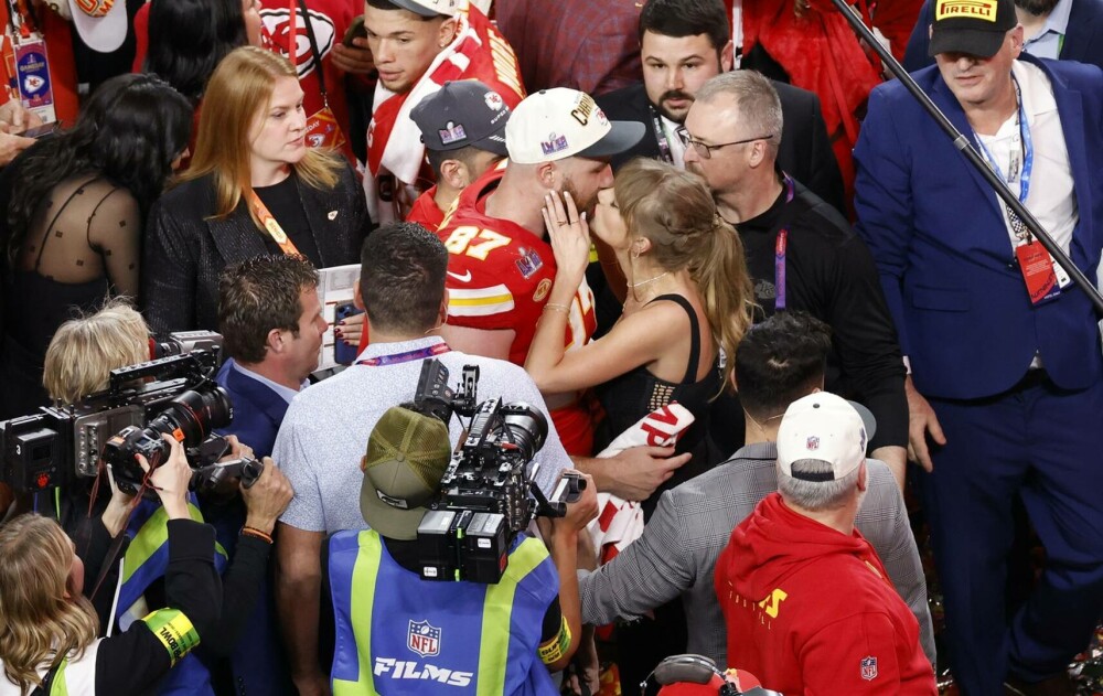 Taylor Swift a mers pe teren pentru a-şi săruta iubitul, pe Travis Kelce, după ce Kansas City Chiefs a câştigat Super Bowl - Imaginea 6