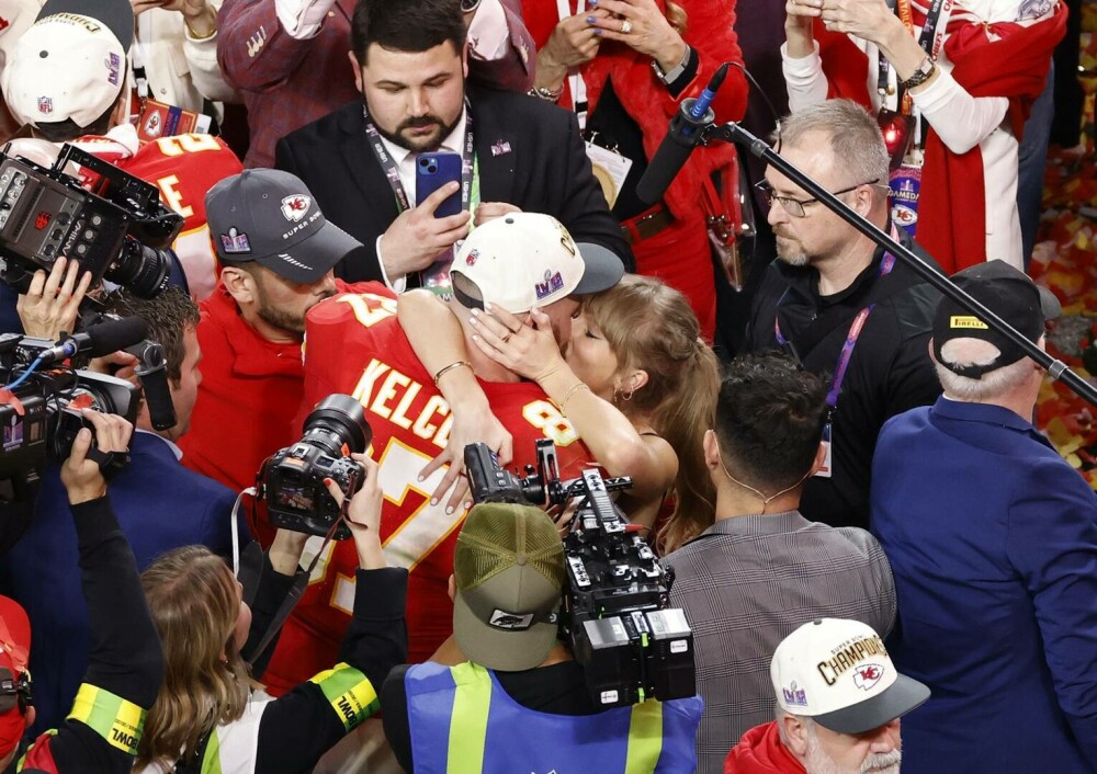 Taylor Swift a mers pe teren pentru a-şi săruta iubitul, pe Travis Kelce, după ce Kansas City Chiefs a câştigat Super Bowl - Imaginea 11