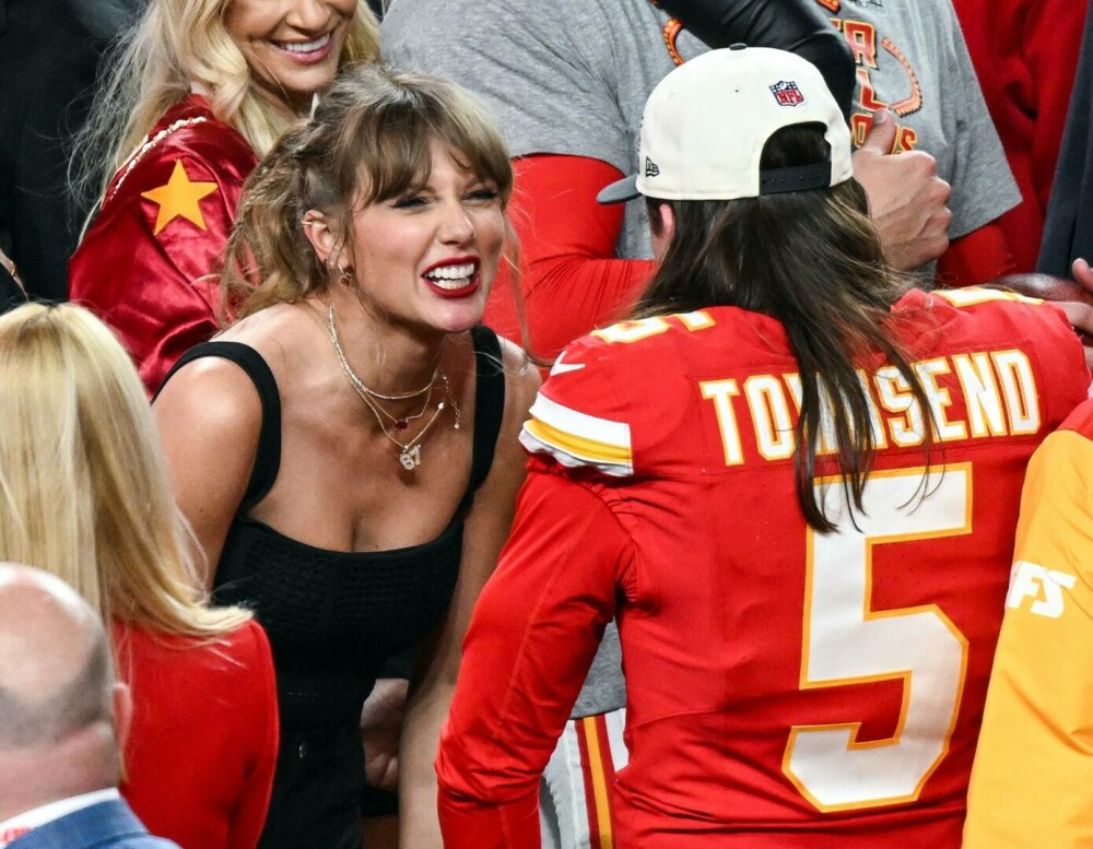 Taylor Swift a mers pe teren pentru a-şi săruta iubitul, pe Travis Kelce, după ce Kansas City Chiefs a câştigat Super Bowl - Imaginea 12
