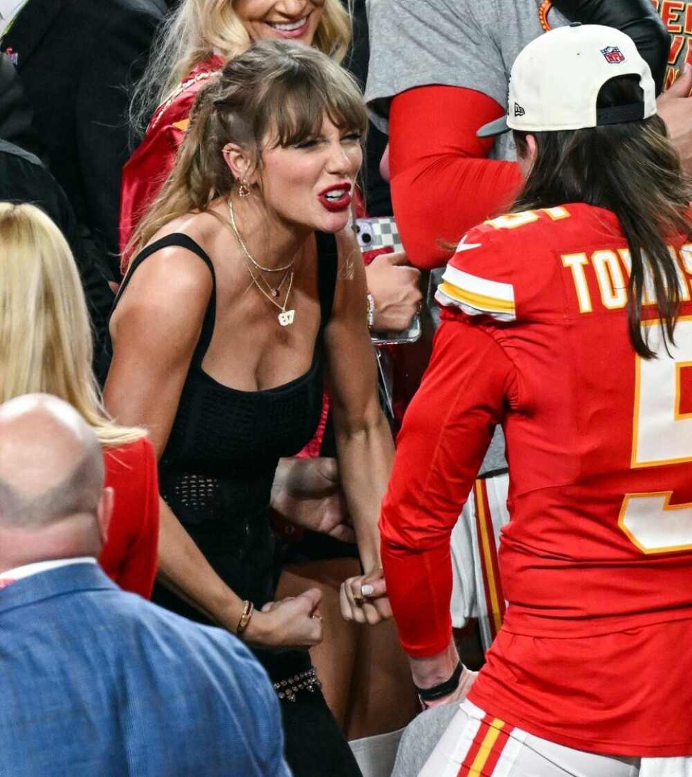 Taylor Swift a mers pe teren pentru a-şi săruta iubitul, pe Travis Kelce, după ce Kansas City Chiefs a câştigat Super Bowl - Imaginea 13