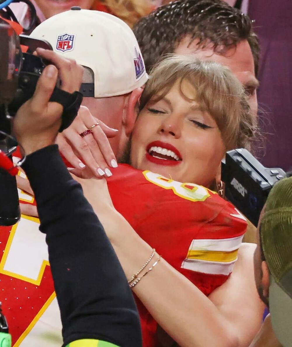 Taylor Swift a mers pe teren pentru a-şi săruta iubitul, pe Travis Kelce, după ce Kansas City Chiefs a câştigat Super Bowl - Imaginea 14