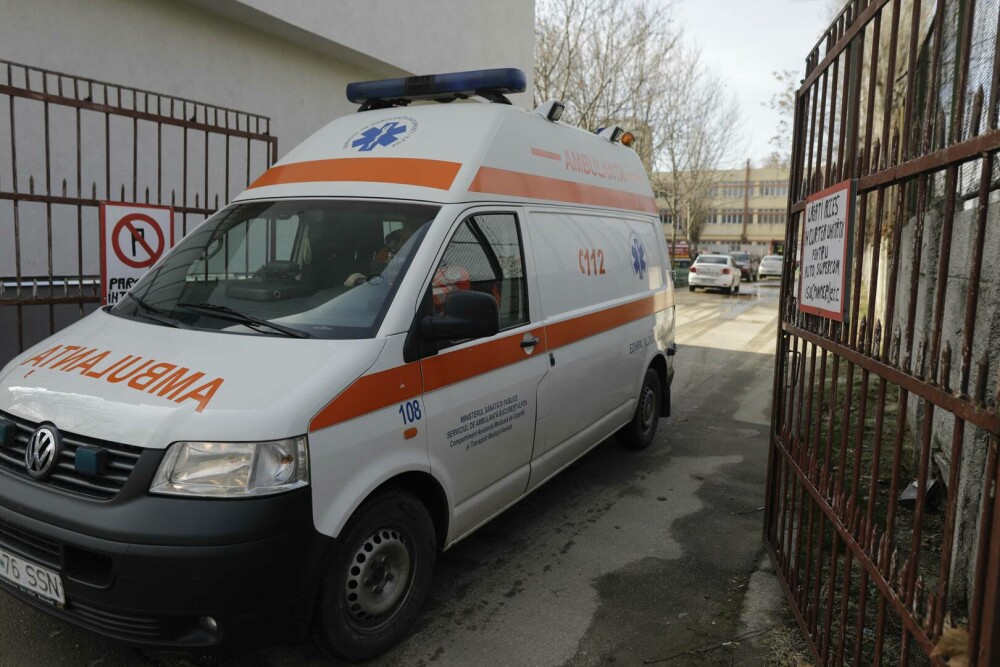 VIDEO. Alertă la un liceu din Capitală. Zeci de elevi au fost transportați la spital. Unitatea școlară, evacuată parțial - Imaginea 7