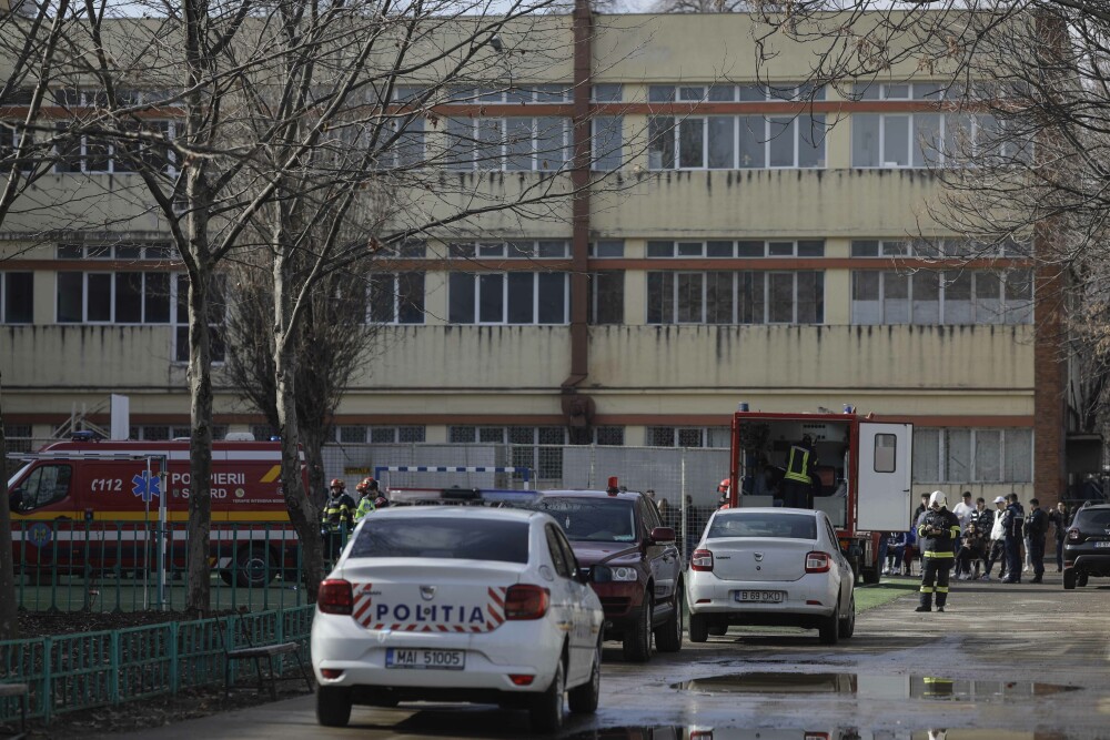 VIDEO. Alertă la un liceu din Capitală. Zeci de elevi au fost transportați la spital. Unitatea școlară, evacuată parțial - Imaginea 6
