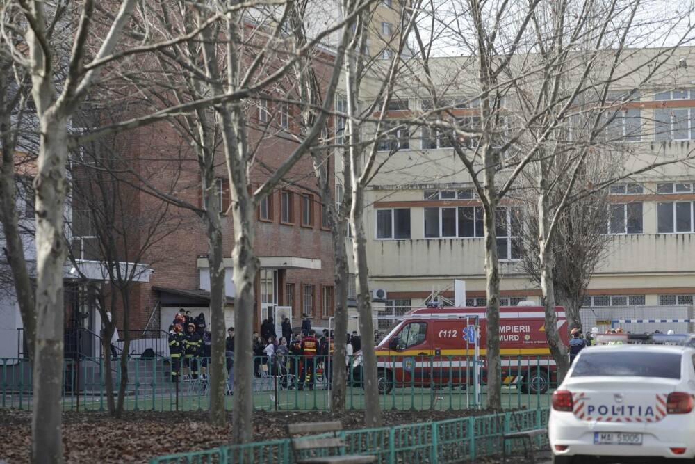 VIDEO. Alertă la un liceu din Capitală. Zeci de elevi au fost transportați la spital. Unitatea școlară, evacuată parțial - Imaginea 5