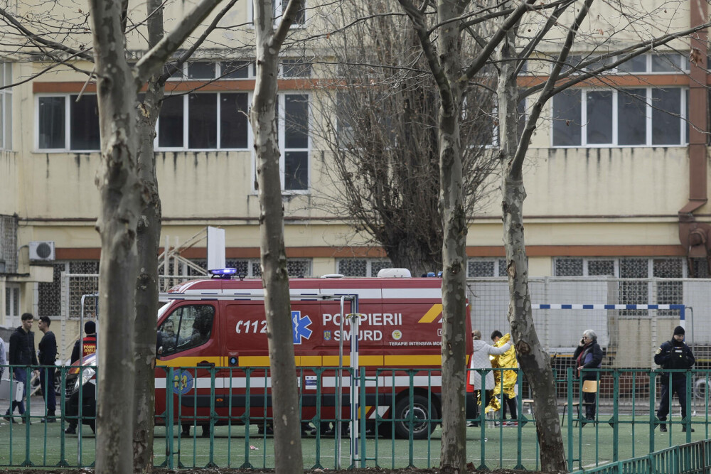 VIDEO. Alertă la un liceu din Capitală. Zeci de elevi au fost transportați la spital. Unitatea școlară, evacuată parțial - Imaginea 1