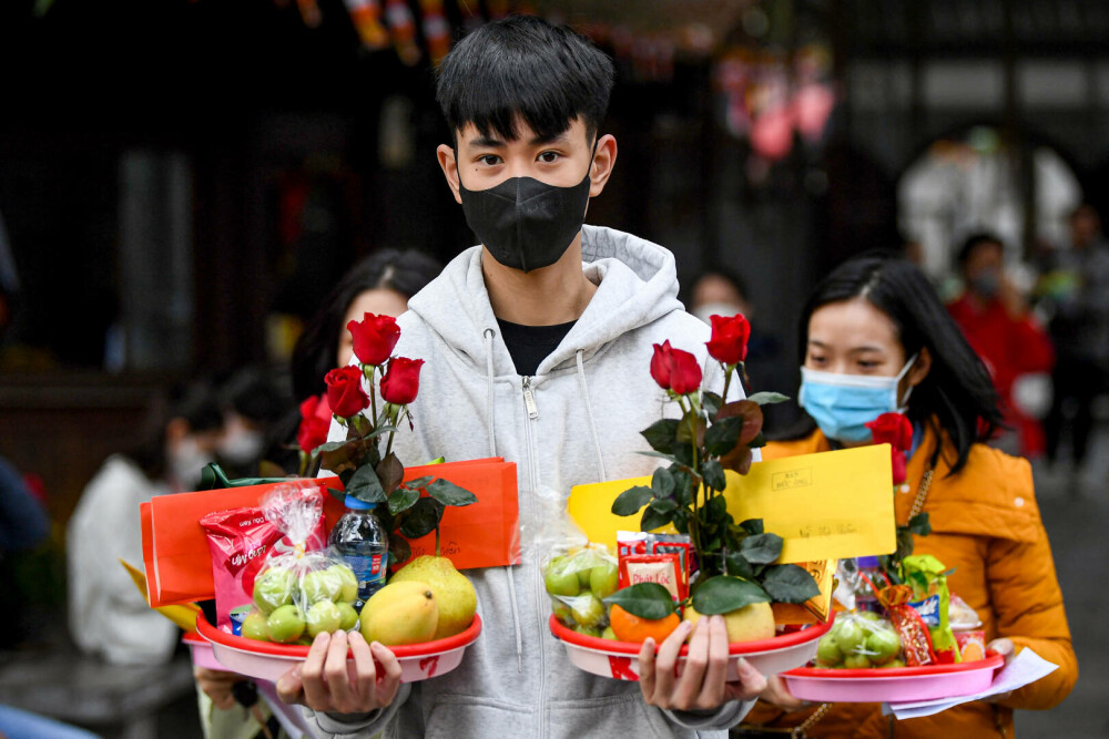 „Mă rog deja de cinci ani aici”. De Ziua Îndrăgostiţilor, tinerii singuri din Vietnam se roagă pentru a-şi găsi jumătatea - Imaginea 5