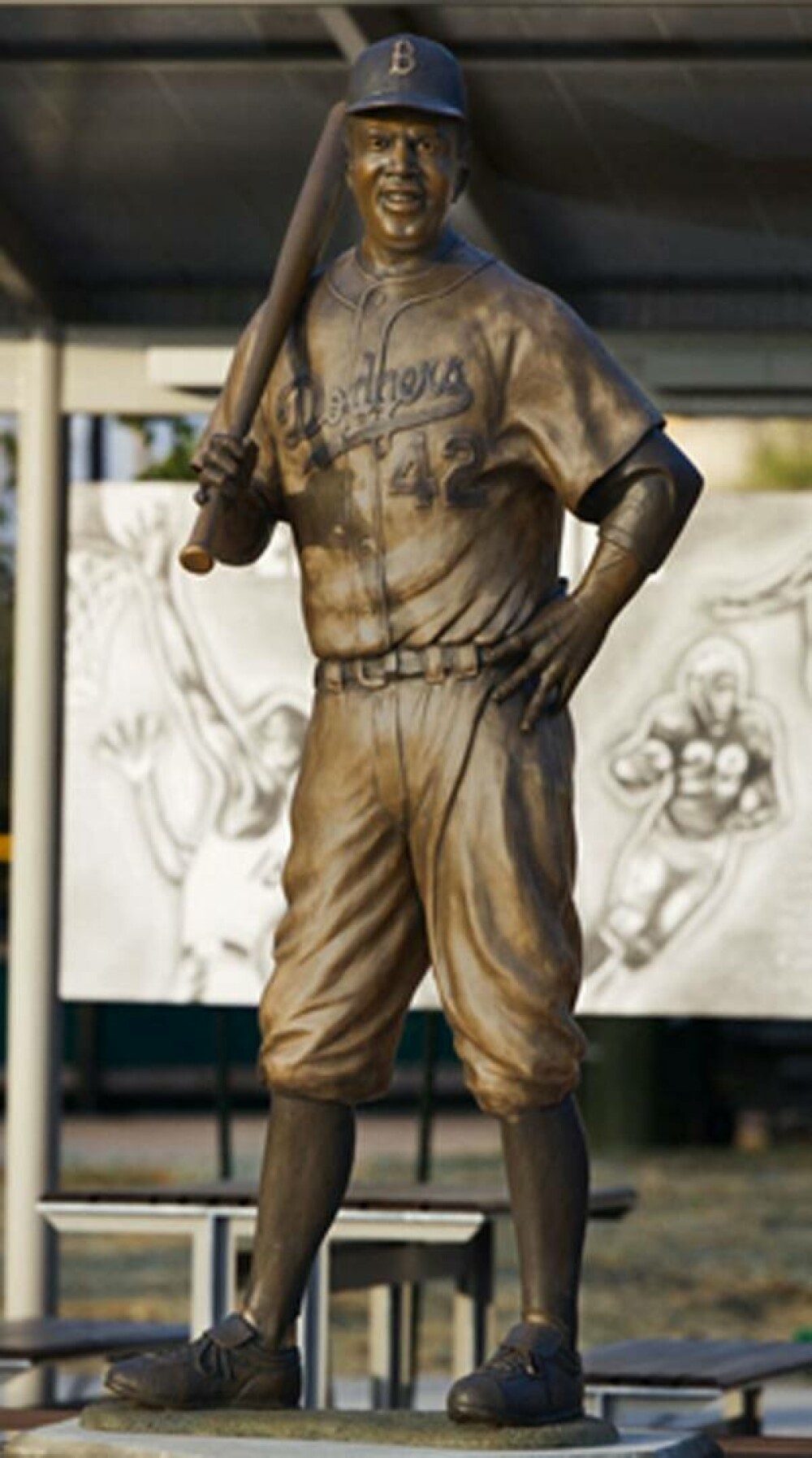 Un bărbat a fost arestat pentru că a furat statuia lui Jackie Robinson. Ce voia să facă cu sculptura. FOTO - Imaginea 3