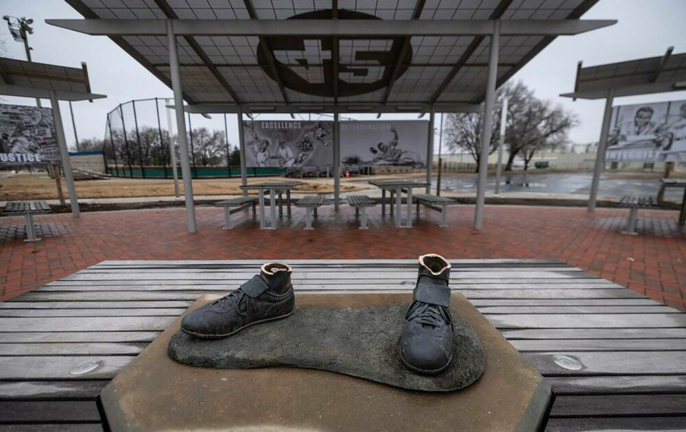 Un bărbat a fost arestat pentru că a furat statuia lui Jackie Robinson. Ce voia să facă cu sculptura. FOTO - Imaginea 4