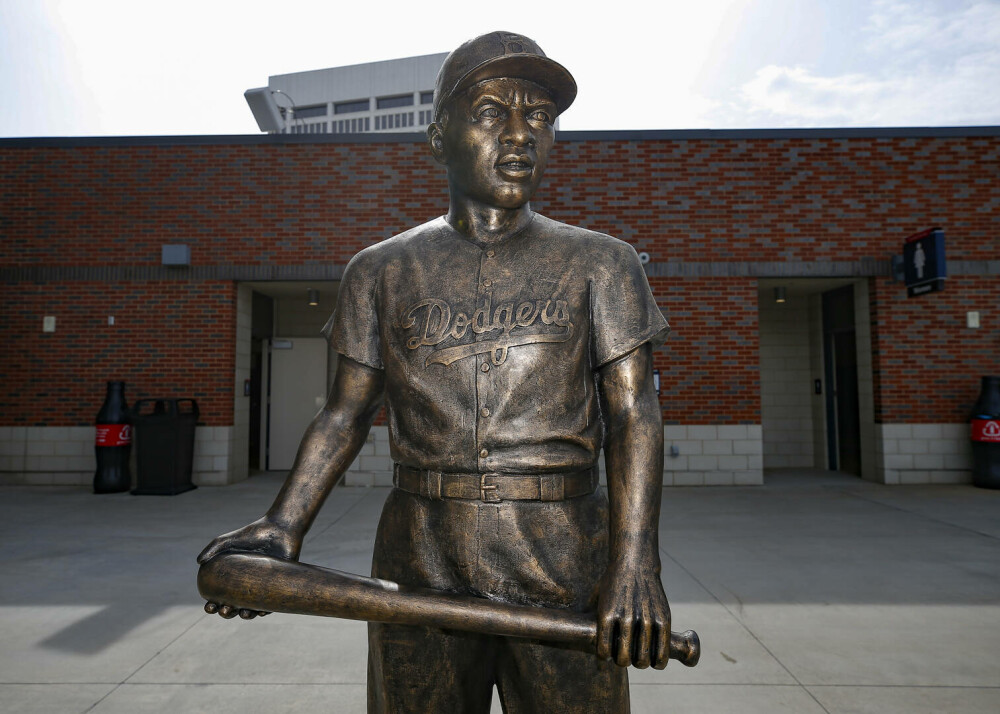 Un bărbat a fost arestat pentru că a furat statuia lui Jackie Robinson. Ce voia să facă cu sculptura. FOTO - Imaginea 6