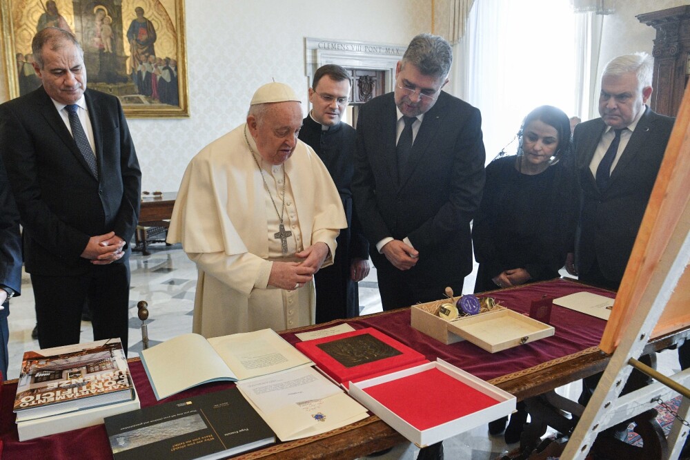 Marcel Ciolacu s-a dus cu cadouri la Papa Francisc și la Meloni. Produsele tradiționale pe care le oferă premierul României - Imaginea 2