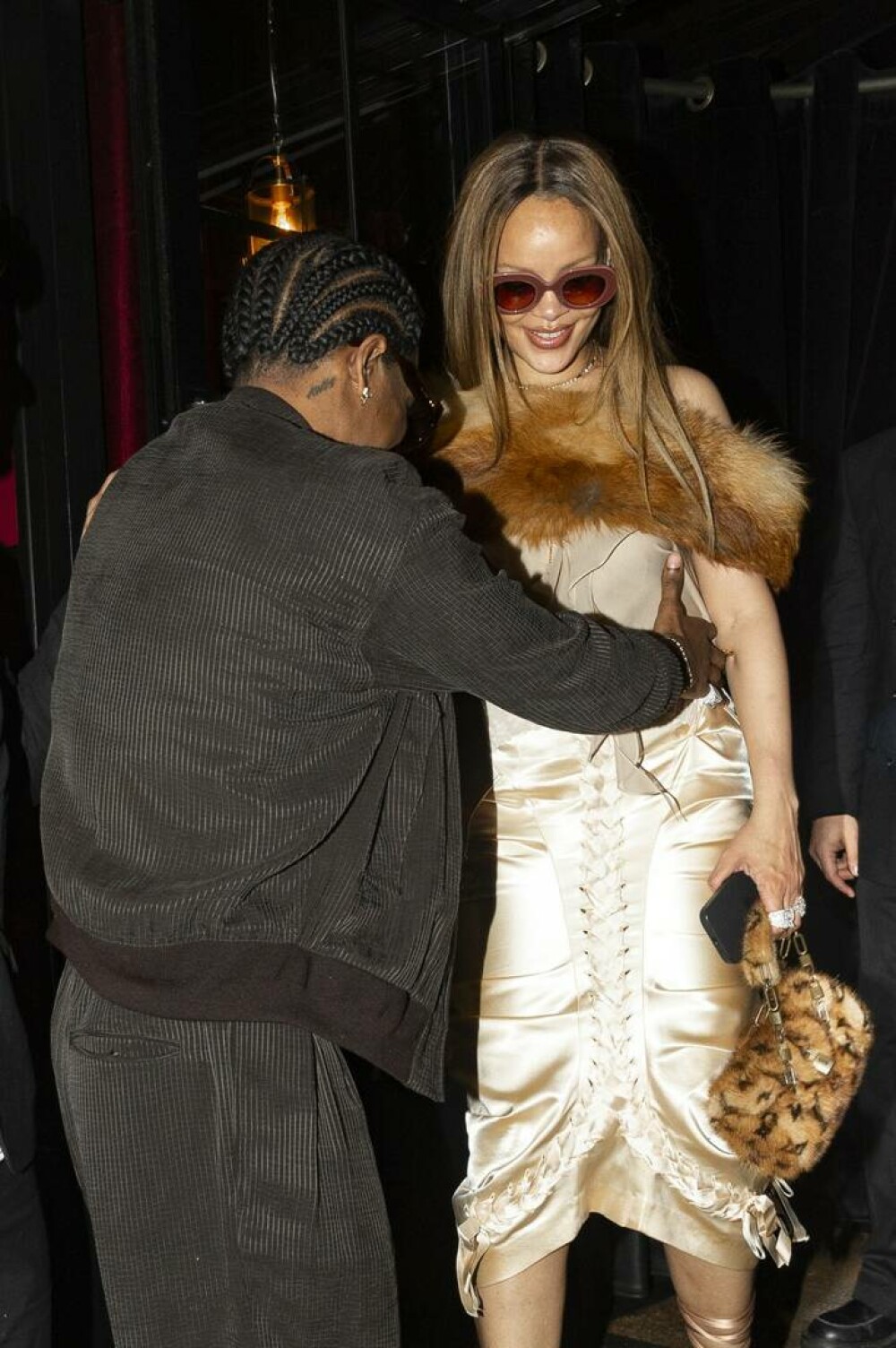 Rihanna în ipostaze incendiare. Cum a fost surprinsă artista de Valentine's Day alături de A$AP Rocky. GALERIE FOTO - Imaginea 12