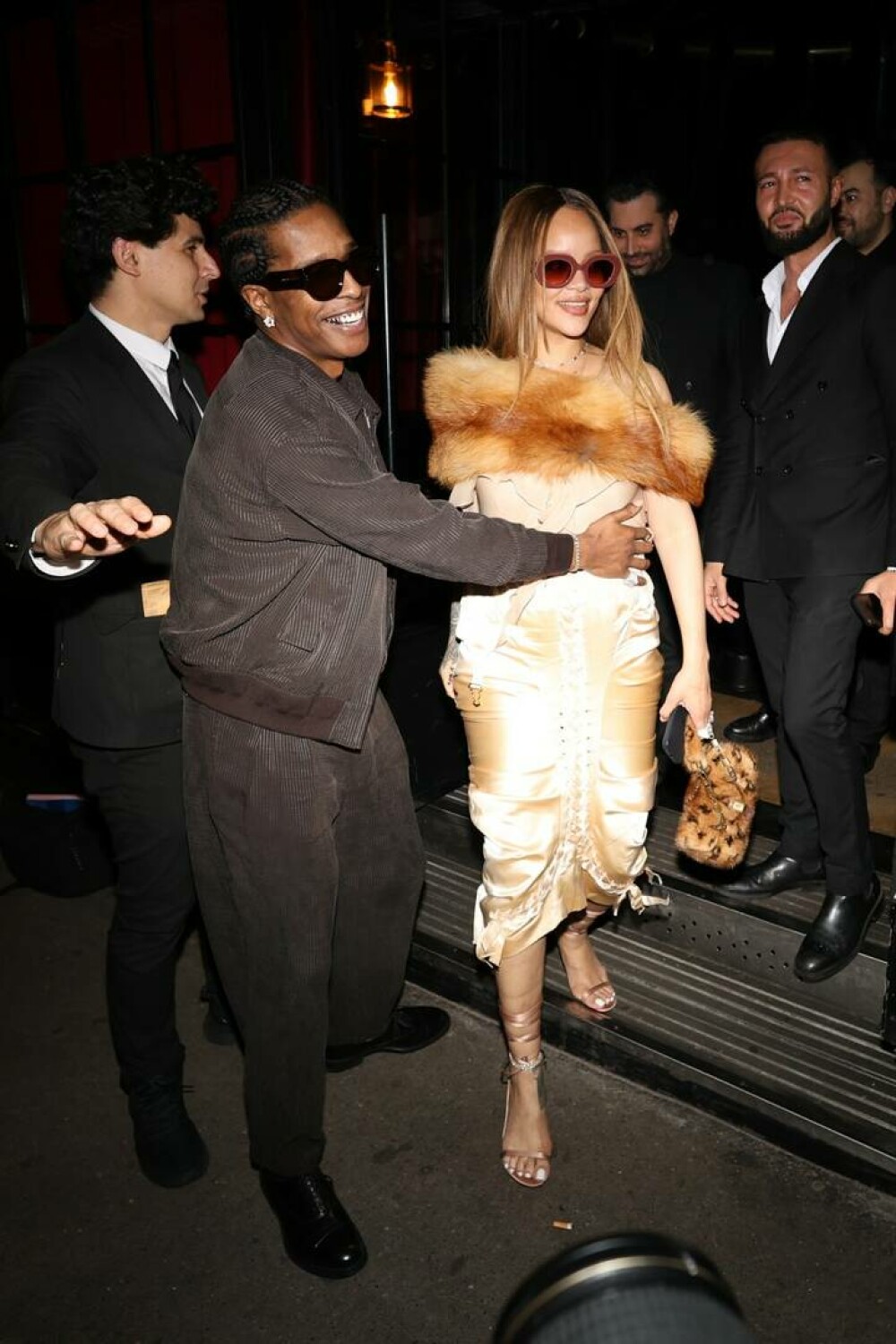 Rihanna în ipostaze incendiare. Cum a fost surprinsă artista de Valentine's Day alături de A$AP Rocky. GALERIE FOTO - Imaginea 23