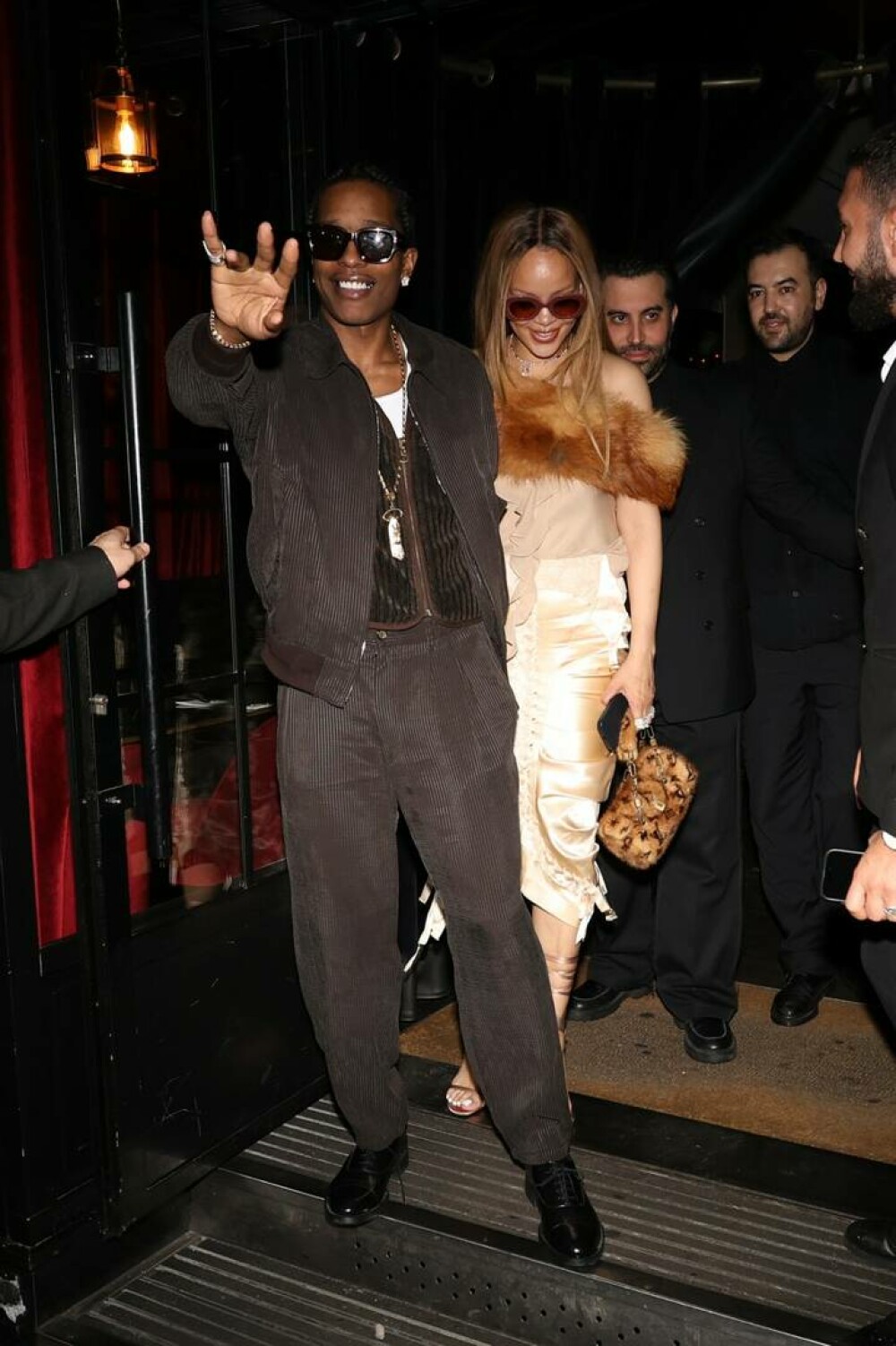 Rihanna în ipostaze incendiare. Cum a fost surprinsă artista de Valentine's Day alături de A$AP Rocky. GALERIE FOTO - Imaginea 25