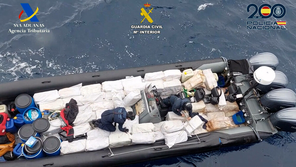 Captură uriașă de droguri în Spania. Patru tone de cocaină au fost confiscate de pe o barcă la sud de Arhipelagul Canarelor - Imaginea 1