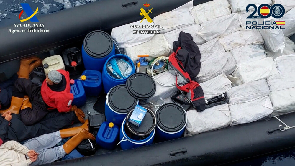 Captură uriașă de droguri în Spania. Patru tone de cocaină au fost confiscate de pe o barcă la sud de Arhipelagul Canarelor - Imaginea 2
